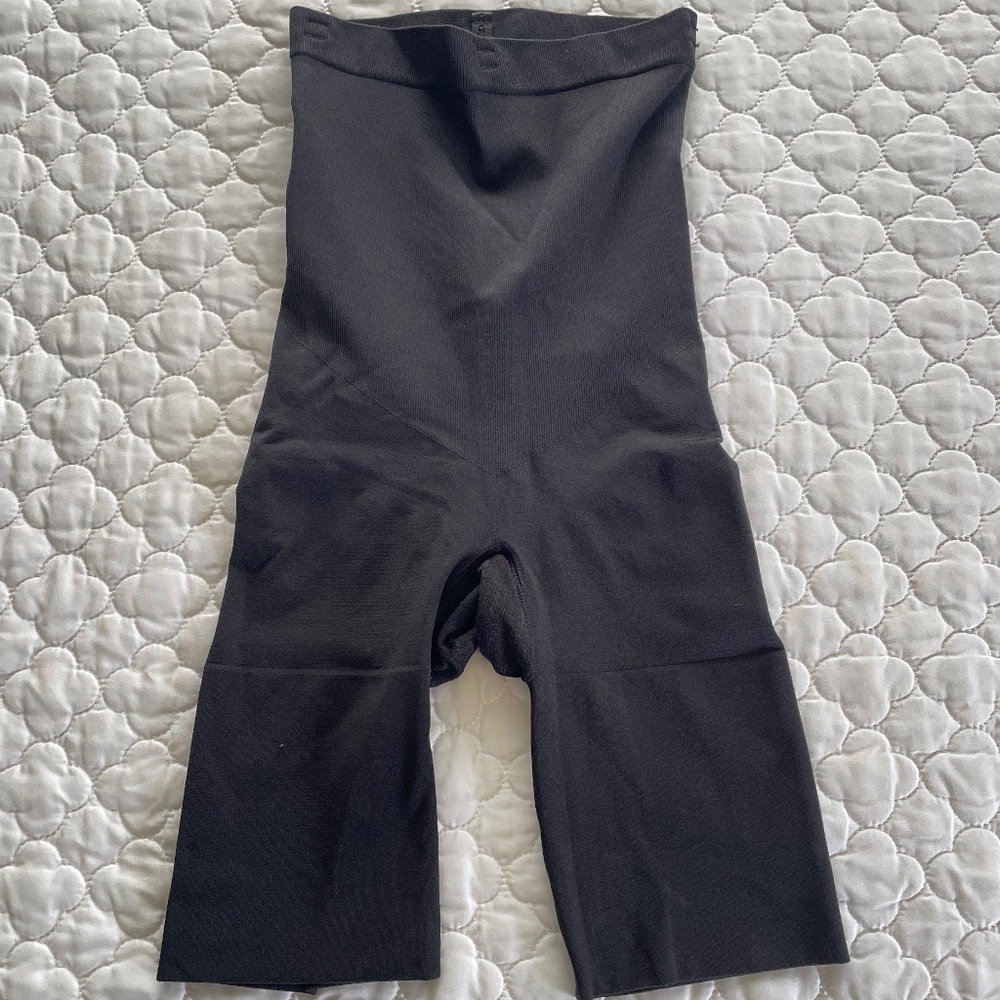 SPANXshape Invisible High-Waisted Mid-Thigh Short Size Small